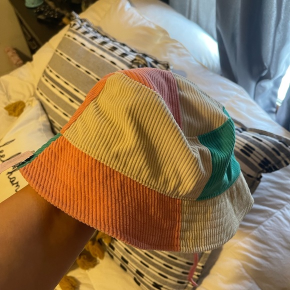 Bucket hat 🤍 - Picture 2 of 4